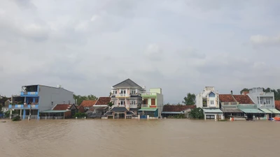 Chùm ảnh nhiều nơi ở Phú Yên ngập sâu cả mét 