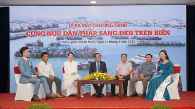 Bà Trần Kim Yến trao quà, học bổng cho các em học sinh ở các gia đình bà con ngư dân gặp khó khăn.