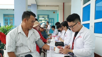 Chùm ảnh: Khám, phát thuốc miễn phí cho người dân Ninh Thuận