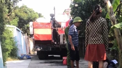 Sửa máy gặt, 2 người bị tai nạn tử vong