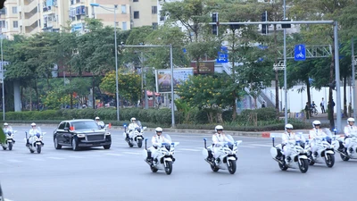 Hình ảnh đoàn xe đón Tổng Bí thư, Chủ tịch nước Trung Quốc Tập Cận Bình