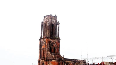 Nhà thờ Trái tim: Khi hoang tàn thành chốn rong chơi