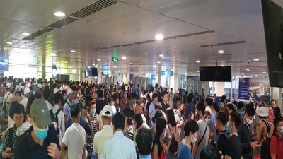Ùn tắc ở Tân Sơn Nhất sau sự cố máy bay trượt đường băng