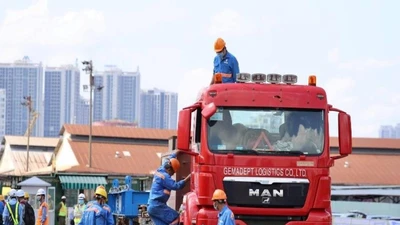 Cận cảnh bốc xếp các toa tàu số 2 của tuyến metro số 1