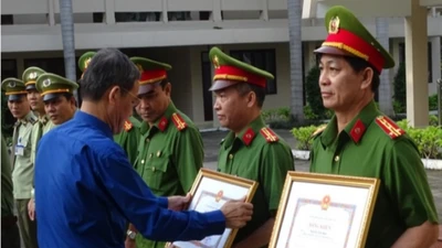 Thưởng tập thể, cá nhân truy tìm kẻ tung tin đổi tiền