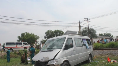 Tàu hỏa tông xe khách, 2 người tử vong tại chỗ