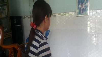 Dùng điện thoại cùi bắp dụ tình bé gái 15 tuổi