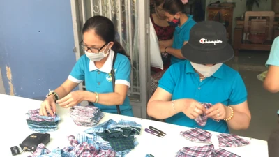 Phụ nữ phường may 30.000 khẩu trang vải tặng miễn phí cho dân