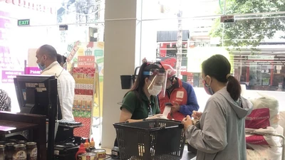 Nhân viên nhiều siêu thị, cửa hàng phải mang nón chống dịch