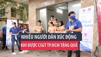 CSGT tặng quà, cụ bà khóc: Có gạo nấu cơm, có mì làm canh rồi