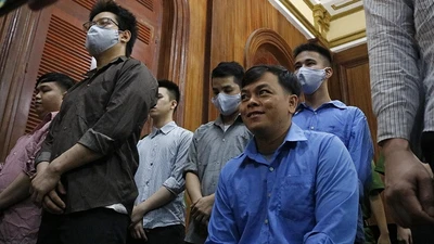 ‘Đại gia đeo vàng’ Phúc XO đi lại khó khăn tại tòa