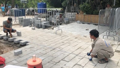 Hà Nội: Lát đá vỉa hè và kè xung quanh Hồ Gươm