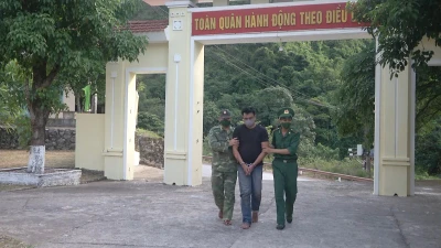 Bắt đối tượng vận chuyển gần 8000 viên ma túy qua biên giới