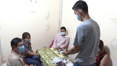 Bắt nhóm đối tượng chuyên tổ chức đánh bạc tại nhà riêng