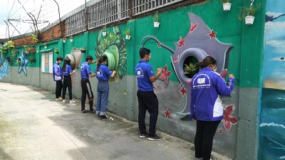 Độc đáo bức tường bích họa sinh vật biển giữa lòng Sài Gòn