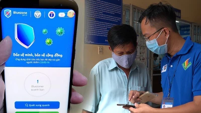 Cán bộ đến tận nhà hướng dẫn dân cách sử dụng Bluezone 