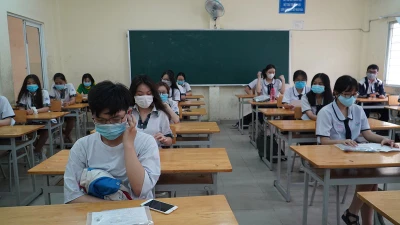 Thí sinh ngồi giãn cách làm thủ tục thi tốt nghiệp THPT 2020