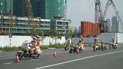 Hút hồn trước ‘tay lái lụa’ của đội nữ CSGT dẫn đoàn