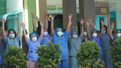 Bác sĩ, điều dưỡng reo hò khi bệnh viện Đà Nẵng dỡ phong tỏa