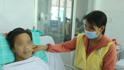 Vợ người bị rắn hổ mang cắn tặng 80 triệu hỗ trợ người khác