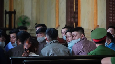 Video: 19 đồng phạm trong vụ Tuấn ‘khỉ’ ra tòa