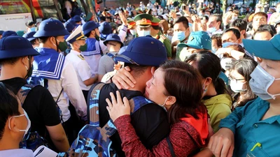 Video: Xúc động cảnh người thân tiễn các chiến sĩ nhập ngũ