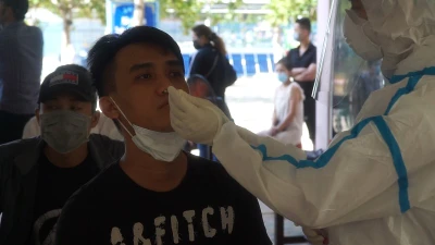 Xét nghiệm COVID-19 với 500 nhân viên masage, bar...