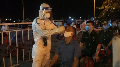 Video: Trắng đêm xét nghiệm COVID-19 cho ngư dân 