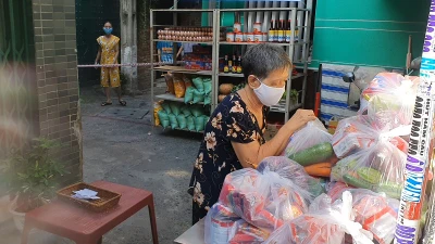 Video: Vui mừng nhận thực phẩm từ gian hàng 0 đồng trong khu cách ly