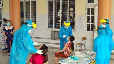 Video: Tâm sự nhói lòng của những người cách ly tại Bình Dương