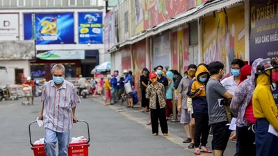 Video: Người dân đổ xô đi mua thực phẩm dự trữ khiến nhiều siêu thị ùn ứ