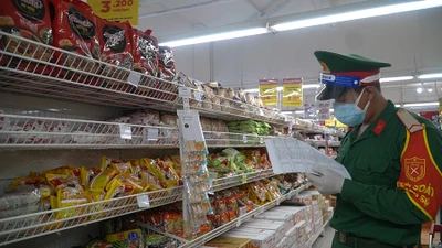 Video: Bộ đội đi siêu thị, gõ cửa từng nhà đưa thực phẩm cho dân