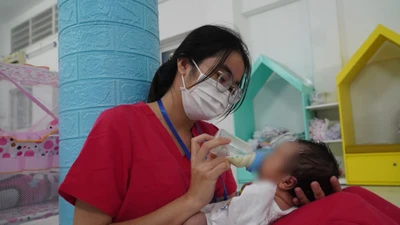 Video: Cô sinh viên làm bảo mẫu cho các trẻ sơ sinh có mẹ là F0