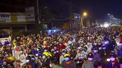 Video: Hàng ngàn người ở TP.HCM tự phát về miền Tây