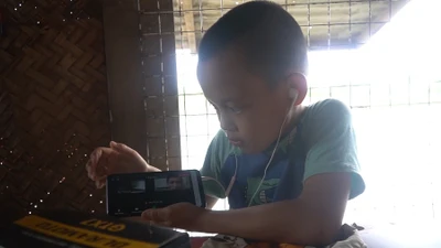Video: Học online ở xóm Phao
