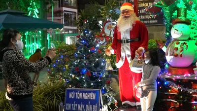 Video: Giáng sinh trầm lặng tại những xóm đạo ở TP.HCM