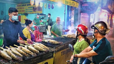 Video: Xuyên đêm nướng gần 3000 con cá lóc để bán ngày vía Thần Tài