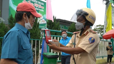 Video: CSGT TP.HCM tăng cường kiểm tra nồng độ cồn, chất kích thích với tài xế xe buýt