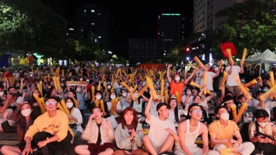 Video: Người hâm mộ đội tuyển U23 Việt Nam ‘rực lửa’ tại phố đi bộ Nguyễn Huệ