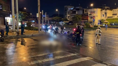 Video: Đạp xe băng qua đường, 1 phụ nữ bị xe ben cán tử vong