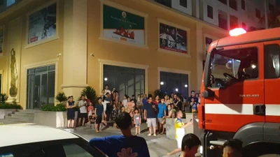 Video: Cháy ở tầng 14 chung cư, nhiều người tháo chạy trong đêm