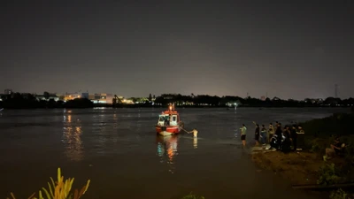 Video: 1 phụ nữ để lại xe SH rồi nhảy xuống sông Sài Gòn