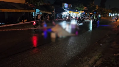 Video: Va chạm với xe tải trên đường đi làm về, người đàn ông tử vong