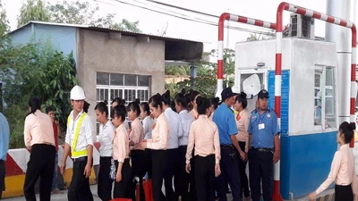 Nóng: Trạm thu phí Cai Lậy tiếp tục thua tài xế!