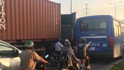 TP.HCM: Mệt mỏi “bò” về nhà sau chiều đầu tuần