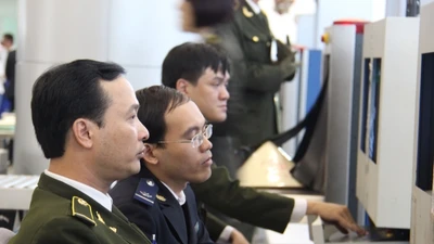 Khách ngoại giấu 1 kg vàng đi qua Tân Sơn Nhất