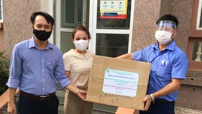 Hỗ trợ khẩu trang cho công nhân vệ sinh môi trường