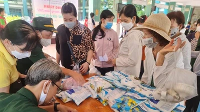 Hàng trăm người mang rác đổi lấy quà ở Tân Phú