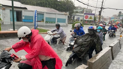 TP.HCM mưa to khiến nhiều tuyến đường ngập nặng 
