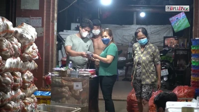 Video: Đêm khuya ở chợ đầu mối Hóc Môn trước giờ ngừng hoạt động